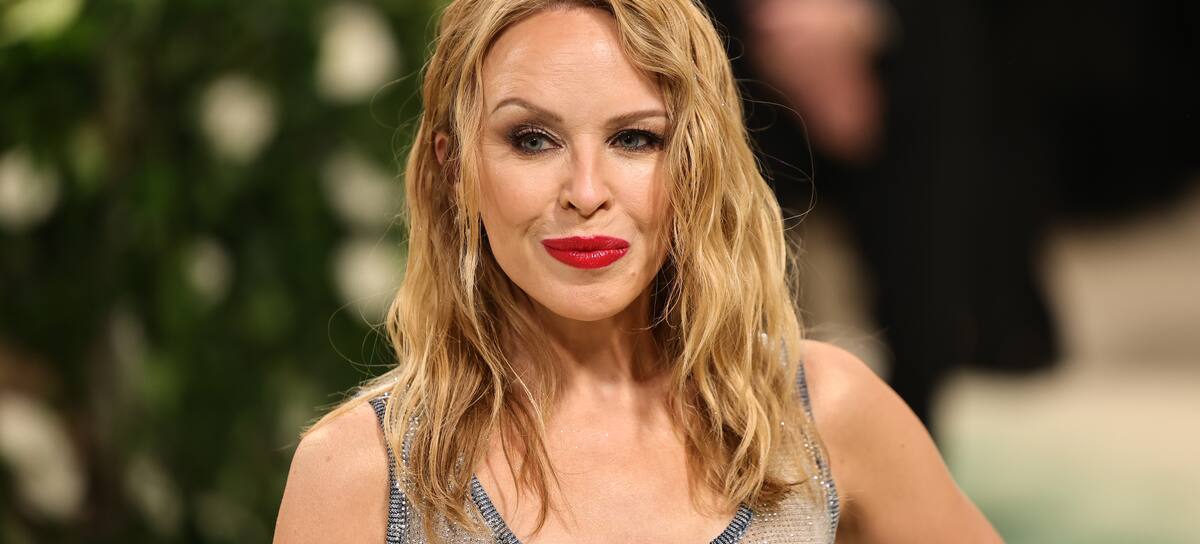 Kylie Minogue, posando con un espectacular vestido gris en el photocall de la MET Gala 2024